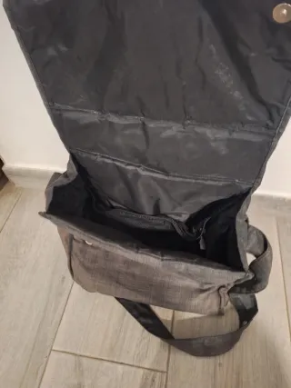 Bolso bandolera gris para bebé