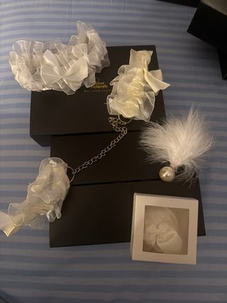 Kit erótico de encaje y plumas