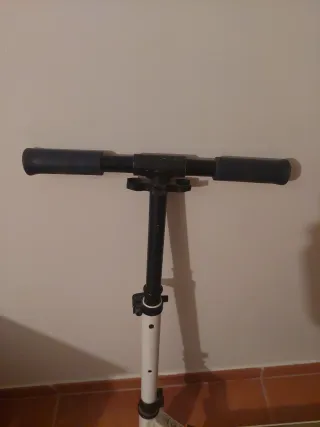 Patinete blanco y negro