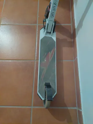 Patinete blanco y negro