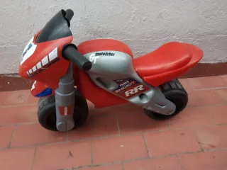 Moto de juguete roja y gris