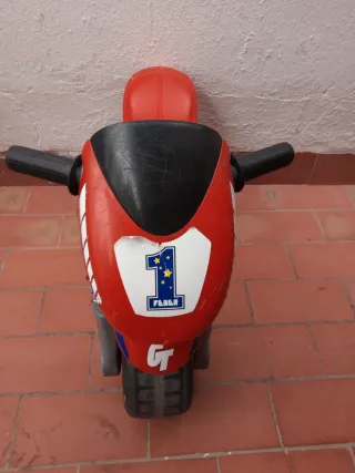 Moto de juguete roja y gris