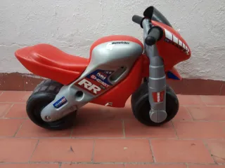 Moto de juguete roja y gris