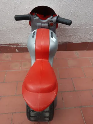 Moto de juguete roja y gris