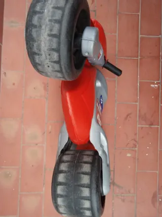 Moto de juguete roja y gris