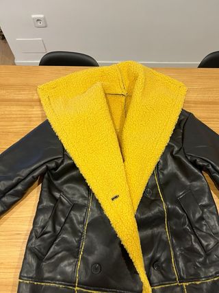 Abrigo largo piel sintética forro amarillo