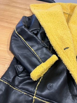 Abrigo largo piel sintética forro amarillo