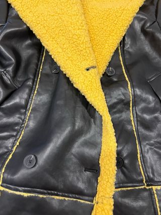 Abrigo largo piel sintética forro amarillo