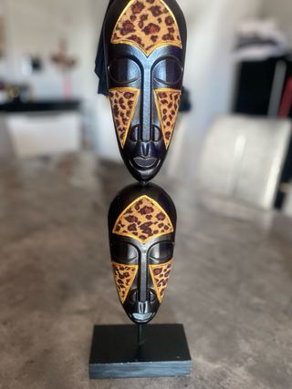 Figura decorativa tribal con estampado animal