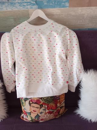 Sudadera Levi's Blanca Estampada usada en una ocas