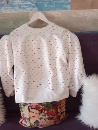 Sudadera Levi's Blanca Estampada usada en una ocas