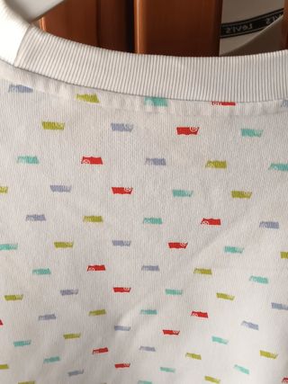 Sudadera Levi's Blanca Estampada usada en una ocas