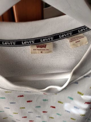 Sudadera Levi's Blanca Estampada usada en una ocas