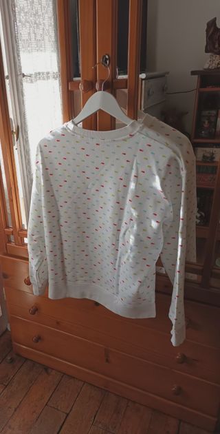 Sudadera Levi's Blanca Estampada usada en una ocas