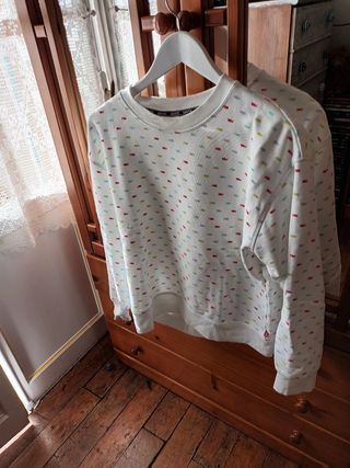 Sudadera Levi's Blanca Estampada usada en una ocas