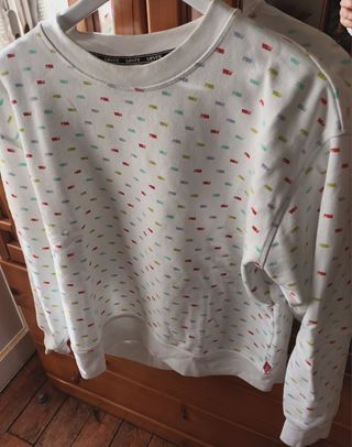 Sudadera Levi's Blanca Estampada usada en una ocas