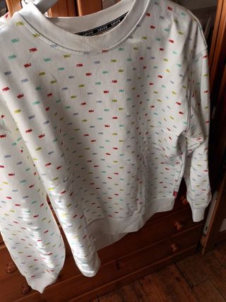 Sudadera Levi's Blanca Estampada usada en una ocas