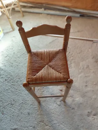 Cuatro Taburetes de barra de bar madera y ratán