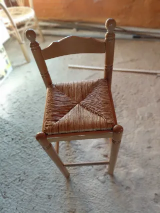 Cuatro Taburetes de barra de bar madera y ratán