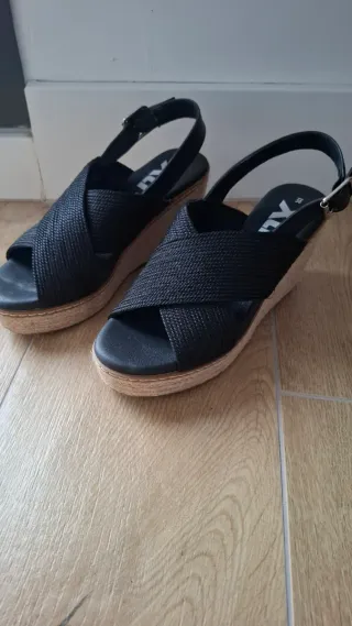 Sandalias cuña negras