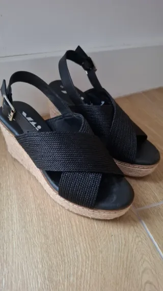 Sandalias cuña negras