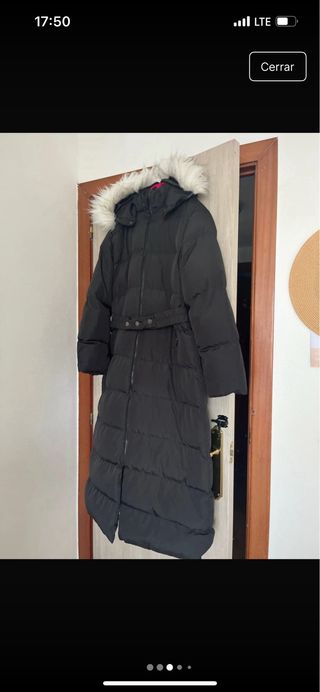 Abrigo largo negro con capucha y pelo