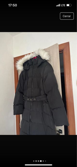 Abrigo largo negro con capucha y pelo