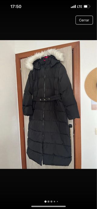 Abrigo largo negro con capucha y pelo