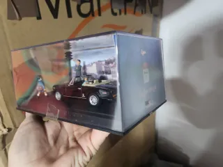 Miniatura coche y figuras escena