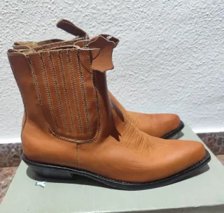 Botas de piel para hombre, están nuevas.