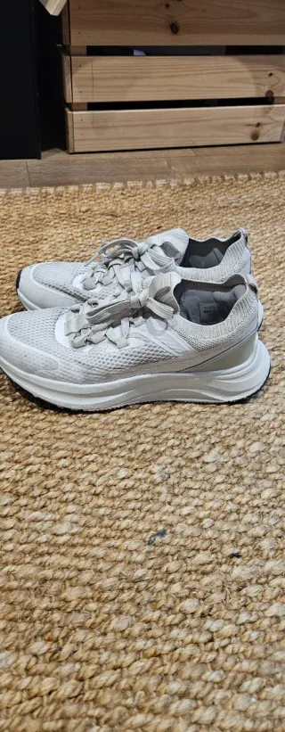 Zapatillas deportivas beige y blancas