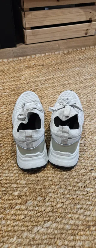 Zapatillas deportivas beige y blancas