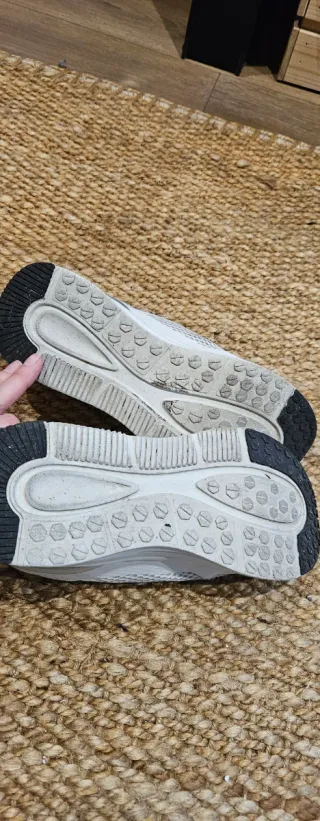 Zapatillas deportivas beige y blancas