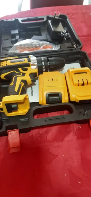 Taladro a batería con accesorios