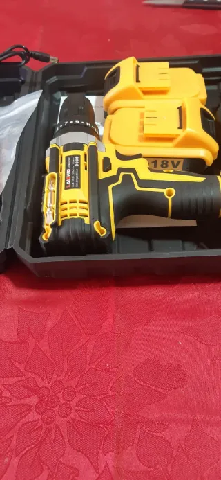 Taladro a batería con accesorios