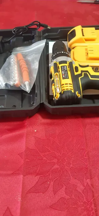 Taladro a batería con accesorios