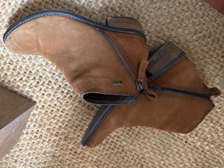 Botines serraje ante tacón bajo