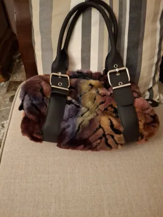 Bolso peludo versátil
