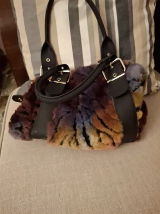Bolso peludo versátil