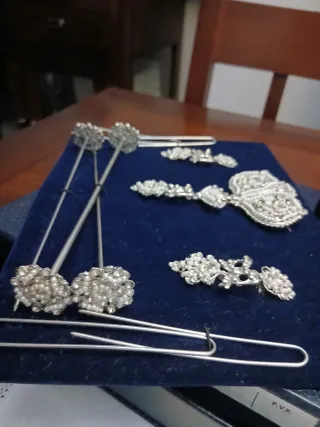 Aderezo de fallera plata y perlas para niña.