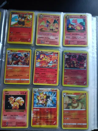 Álbum de cartas Pokémon con más de 350