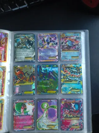 Álbum de cartas Pokémon con más de 350