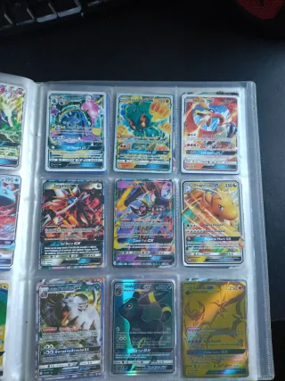 Álbum de cartas Pokémon con más de 350