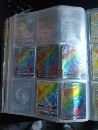Álbum de cartas Pokémon con más de 350