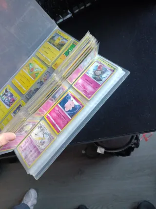 Álbum de cartas Pokémon con más de 350