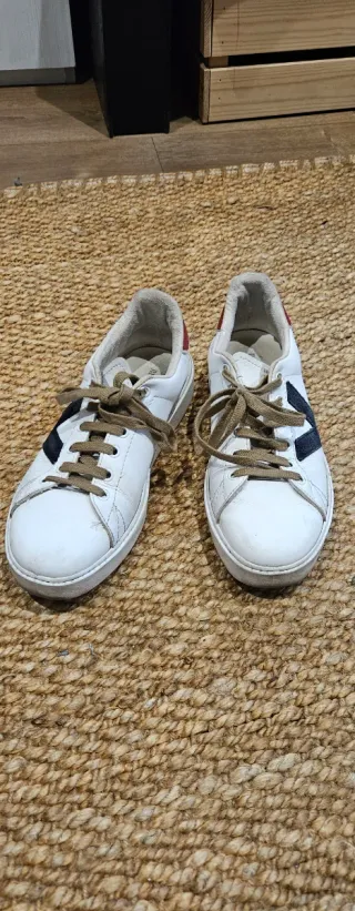 Deportivas Victoria Blancas con Detalles Rojos