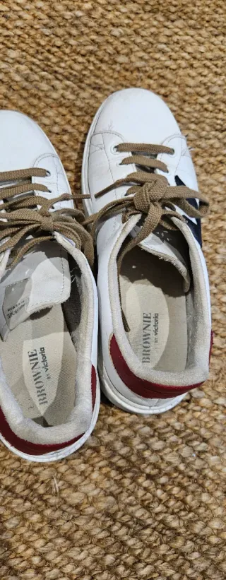 Deportivas Victoria Blancas con Detalles Rojos