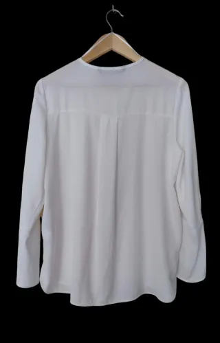 Blusa detalle Talla M, da más