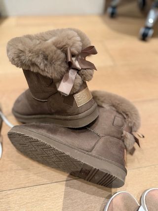 Lote 11 pares: Zapatillas y Sandalias T. 36/37