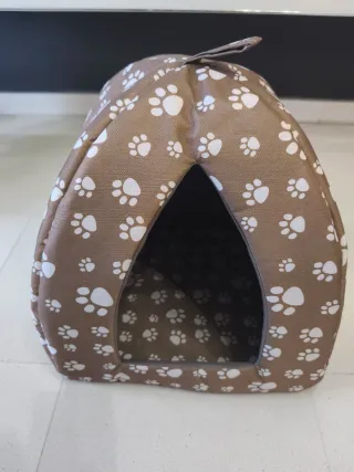Casita para gato con estampado de huellas